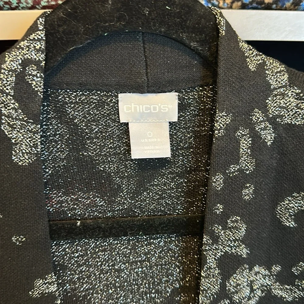 Chico’s black with metallic print long sleeve open front cardigan size 0 (M)